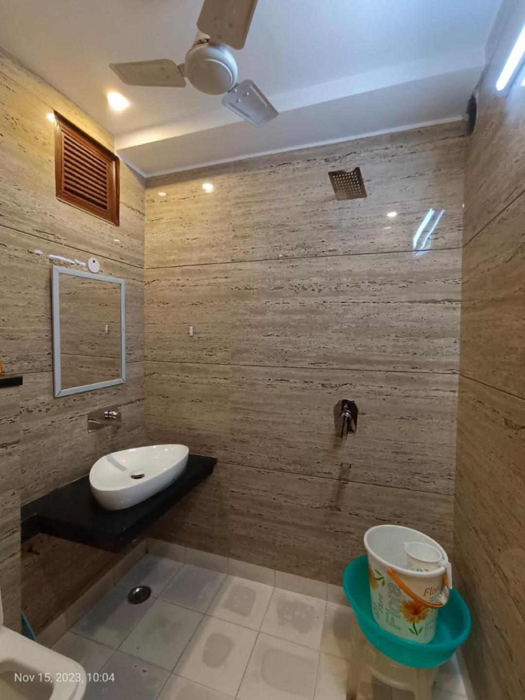 Hotel Perfect Spot- Main Bazar - Walking Metro Station Neu-Delhi Exterior foto