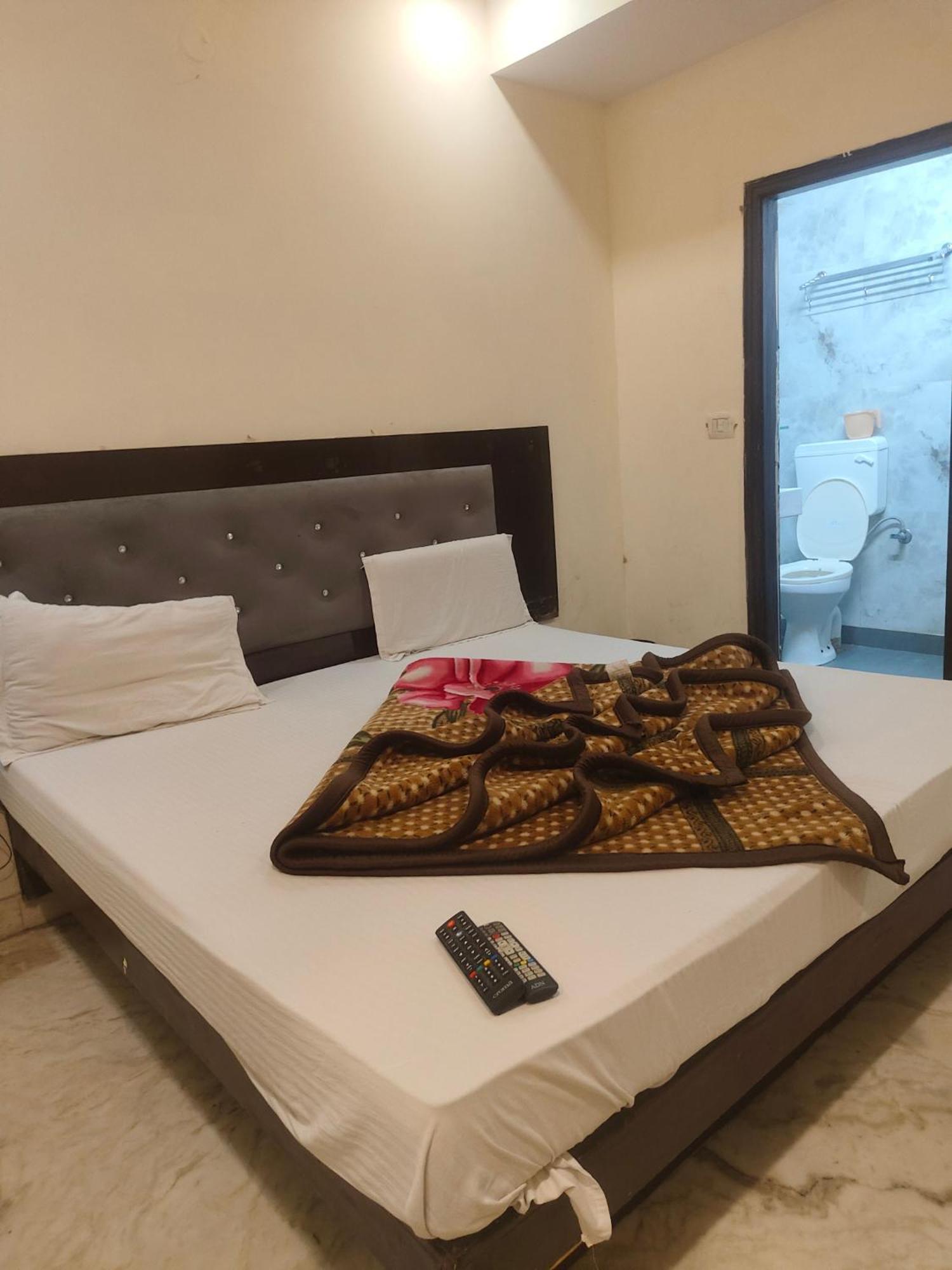 Hotel Perfect Spot- Main Bazar - Walking Metro Station Neu-Delhi Exterior foto